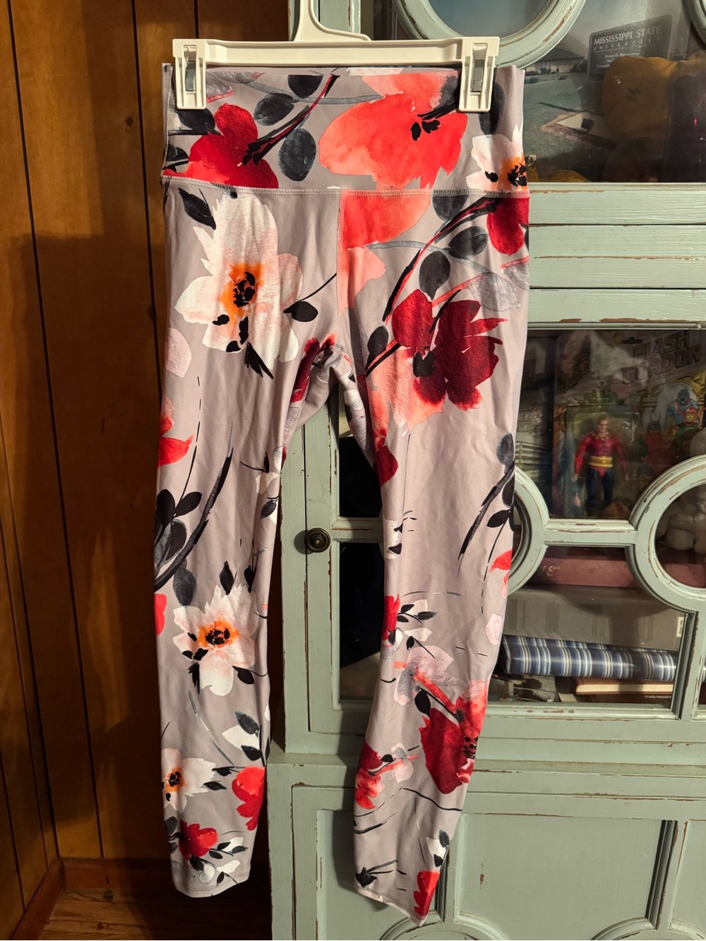 Fabletics Ladies Floral Leggings in Light Gray with Red and Coral Blooms